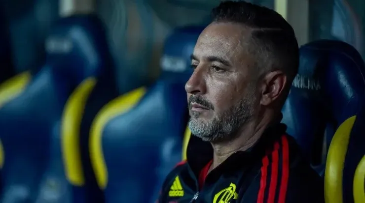 Foto: Thiago Ribeiro/AGIF - Vítor Pereira foi citado por Cicinho