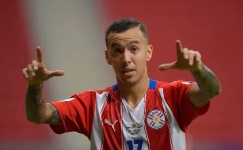 Foto: Pedro Vilela/Getty Images – Kaku Romero vem sendo convocado pela seleção do Paraguai, a mesma de Gómez