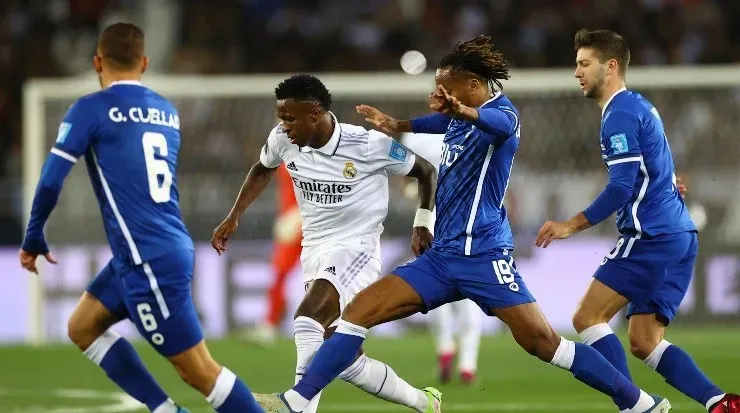 Foto: Michael Steele/Getty Images - Vini Júnior em disputa de bola durante a partida.