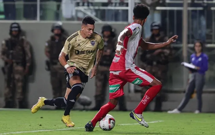 Gilson Junio/AGIF – Paulinho atuando pelo Atlético-MG contra o Democrata