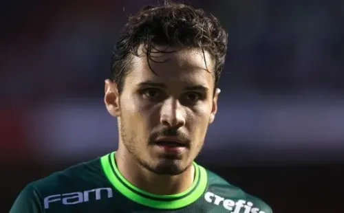 SP - Sao Paulo - 04/02/2023 - PAULISTA 2023, PALMEIRAS X SANTOS - Raphael Veiga jogador do Palmeiras durante partida contra o Santos no estadio Morumbi pelo campeonato Paulista 2023. Foto: Marcello Zambrana/AGIF