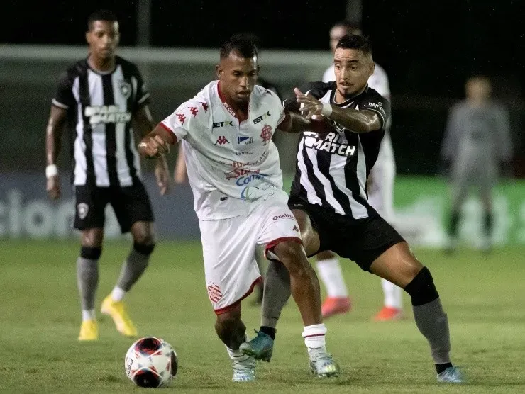 Jorge Rodrigues/AGIF -Rafael jogador do Botafogo disputa lance com Edinho jogador do Bangu durante partida no estádio Luso Brasileiro pelo campeonato Carioca 2023