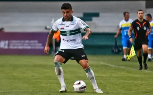 Foto: Gabriel Machado/AGIF – Victor Luís que não foi expulso no jogo foi punido pelo TJD