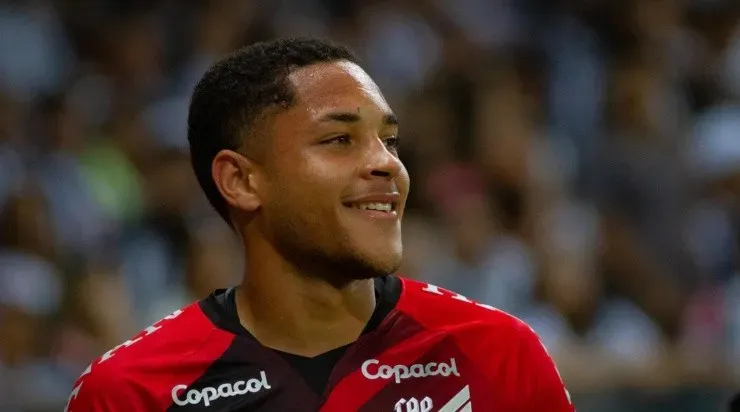 Vitor Roque está na mira do Arsenal. Foto:Fernando Moreno/AGIF