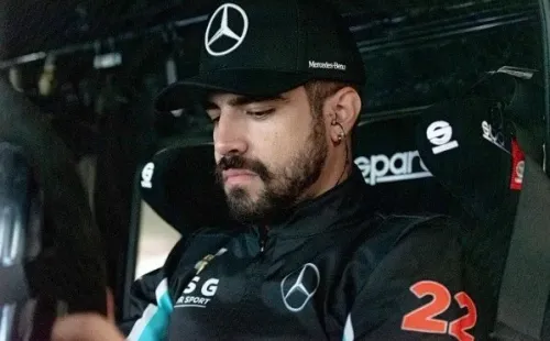 Castro dentro do caminhão da nova equipe. Reprodução/Instagram oficial de Caio Castro