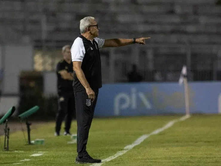 Diogo Reis/AGIF – Hélio dos Anjos passando instruções para seus jogadores