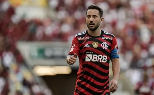 Foto: (Thiago Ribeiro/AGIF) - A tendência é que Everton Ribeiro renove seu contrato com o Flamengo