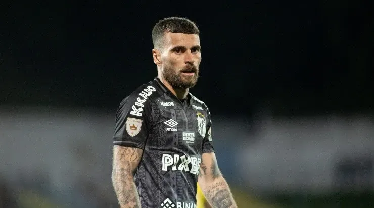 Foto: Marcello Zambrana/AGIF - Lucas Lima agradou após voltar a vestir a camisa do Santos