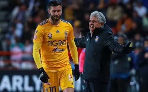 Foto: Manuel Velasquez/Getty Images – Ferretti orienta Gignac em partida pelo Mundial contra o Palmeiras em 2021