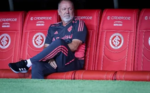 Foto: (Maxi Franzoi/AGIF) - Mano Menezes já tem a escalação do Internacional engatilhada para o clássico