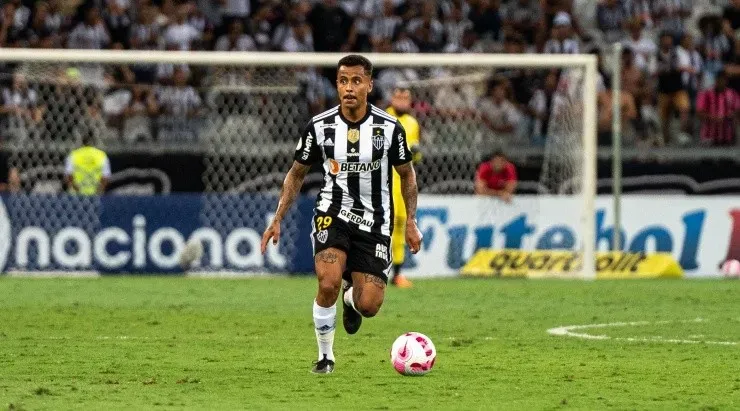 Foto: Alessandra Torres/AGIF - O meio-campista recebeu oferta do Palmeiras