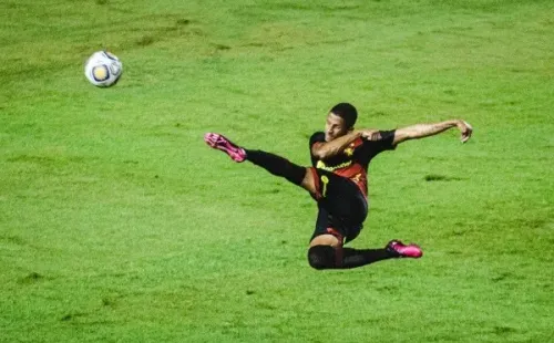 Luciano Juba em ação na goleada histórica do Sport por 6 a 0 sobre o Bahia. Foto: Paulo Paiva/AGIF