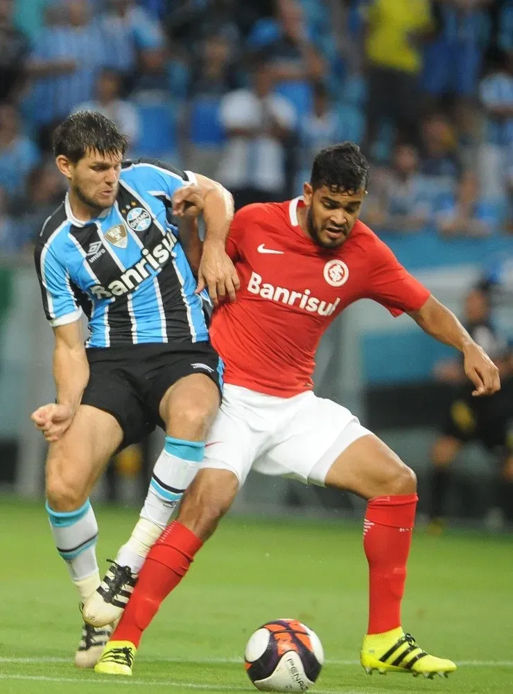 Ricardo Rímoli/AGIF – Disputa entre Kannemann com Brenner no Grenal em 2017