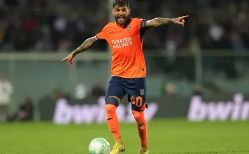 Foto: Gabriele Maltinti/Getty Images – Júnior Caiçara defendeu oBasaksehir até fevereiro e Santos monitora sua situação