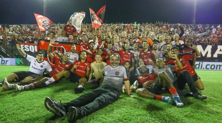 Foto: Volmer Perez/AGIF - Elenco do Brasil comemorando a vaga.