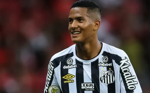 Ângelo fica no Santos - Foto: Pedro H. Tesch/AGIF