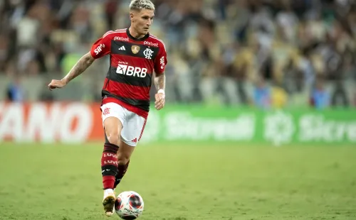 Foto: Jorge Rodrigues/AGIF – Varela sofre com o mesmo problema de Arrascaeta e vem dando trabalho a Vítor Pereira