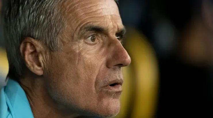 Foto: Jorge Rodrigues/AGIF - Luis Castro está pressionado no cargo.