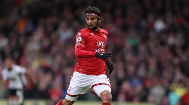 Foto: Richard Heathcote/Getty Images - Scarpa em ação contra o Fulham.