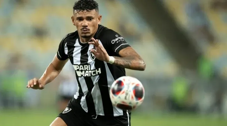 Foto: Jorge Rodrigues/AGIF - Tiquinho Soares: atacante marcou três vezes em goleada do Botafogo