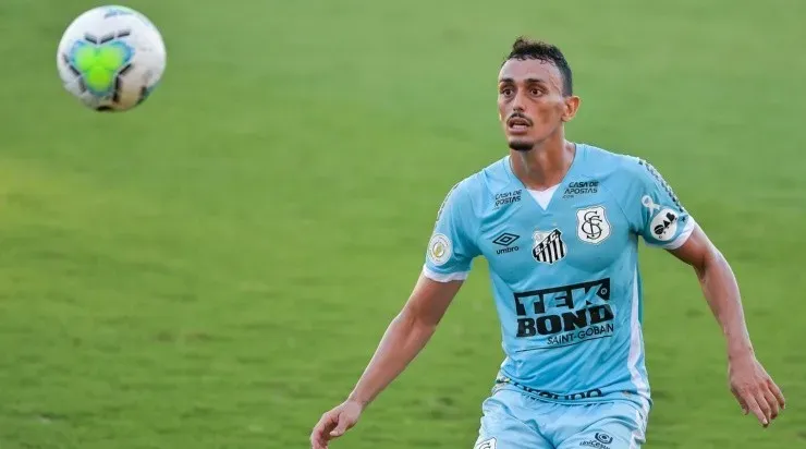 Foto: Thiago Ribeiro/AGIF - Diego Pituca: ex-Santos, volante entrou na mira do Internacional