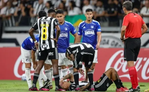 Foto: (Gilson Junio/AGIF) - Allan se lesionou logo no início do jogo entre Atlético e Millonarios, da Colômbia, pela Libertadores