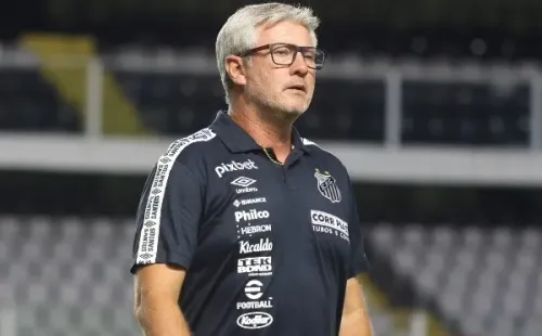 SP - Santos - 09/03/2023 - COPA DO BRASIL 2023 - SANTOS X IGUATU - Odair Hellmann tecnico do Santos durante partida contra o Iguatu no estadio Vila Belmiro pelo campeonato Copa do Brasil 2023. Foto: Fernanda Luz/AGIF