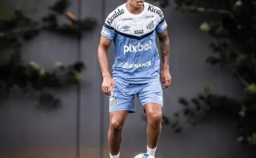 Foto: Reprodução/Raul Baretta/ Santos FC – Cadu treinando com os profissionais
