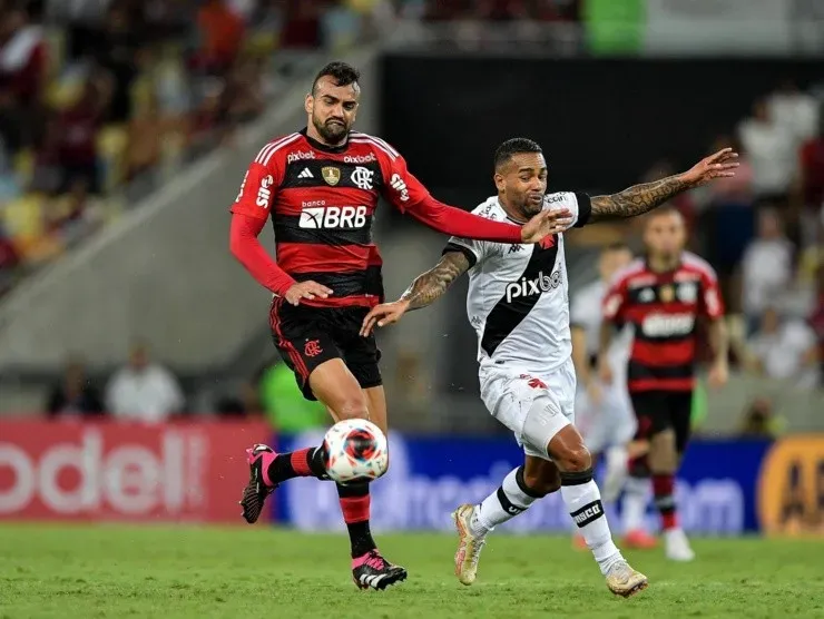 Thiago Ribeiro/AGIF -Alex Teixeira jogador do Vasco disputa lance com Fabricio Bruno jogador do Flamengo