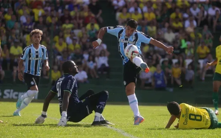 Liamara Polli/AGIF – Lance de Suárez no jogo entre Grêmio e Ypiranga