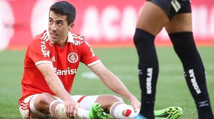 Foto: Pedro H. Tesch/AGIF - De Pena: uruguaio ficou no banco no 1º jogo da semifinal do Gauchão