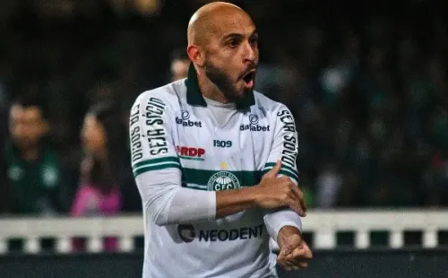 Foto: Gabriel Machado/AGIF – Régis, do Coritiba, tem conversas com vários clubes da Série A, entre eles o Botafogo