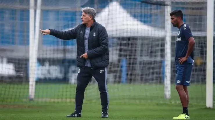 Foto: Lucas Uebel/Grêmio/Divulgação - Renato e Thiago Santos: volante será novamente utilizado pelo treinador