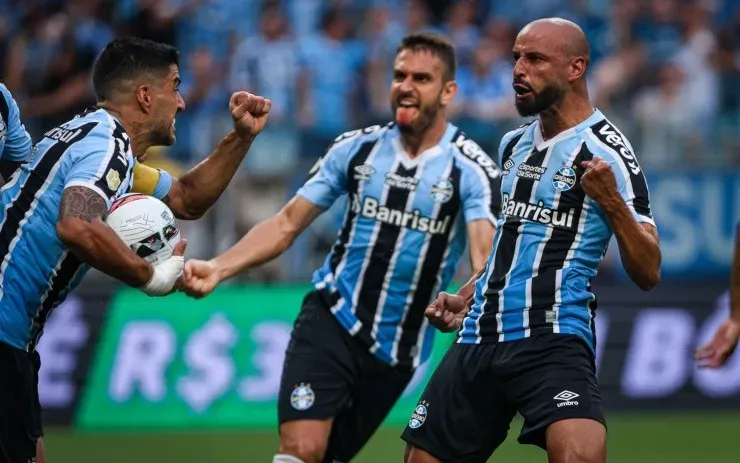 Maxi Franzoi/AGIF – Thaciano e seus companheiros comemorando gol