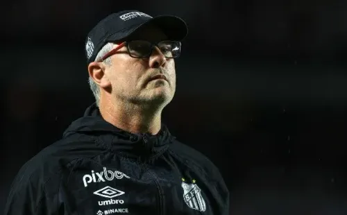 Foto: Marcello Zambrana/AGIF – Odair é respaldado no Santos por Rueda e Falcão, mas Inter tem interesse em sua volta