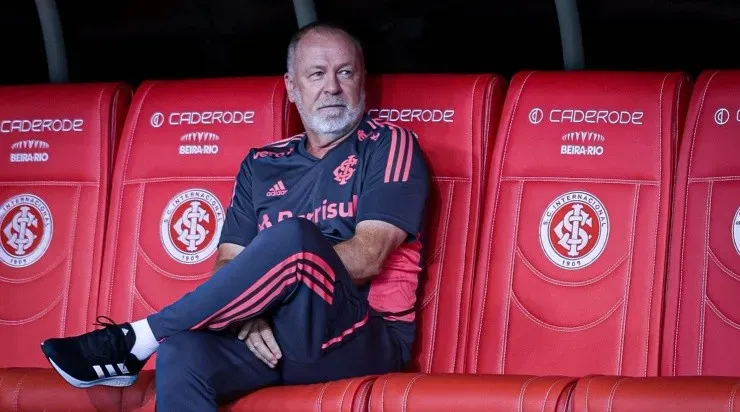 Foto: Maxi Franzoi/AGIF - Mano Menezes: técnico ainda pode receber reforços no Colorado