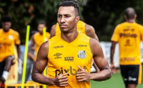 Foto: Bruno Santoni / Santos FC – Alvo do Vasco, Lucas Braga deve começar contra o Blooming no banco do Santos