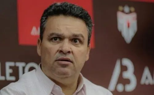 Foto: Divulgação/Atlético-GO – Adson Batista segue esperando acerto do São Paulo