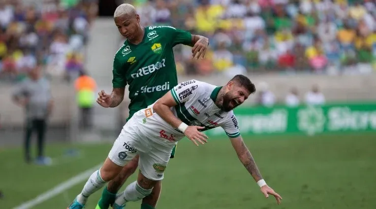 Foto: Gil Gomes/AGIF - Deyverson em ação justamente contra o Coritiba.