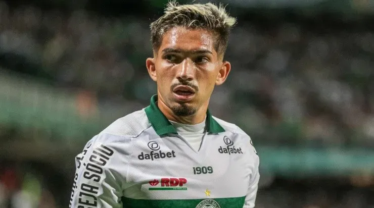 Foto: Robson Mafra/AGIF - Andrey: destaque em 2022, volante está recuperado de lesão