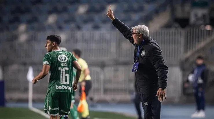Foto: Raul Baretta/ Santos FC/Divulgação - O treinador afirmou que o time não ficou mais defensivo com mais um volante