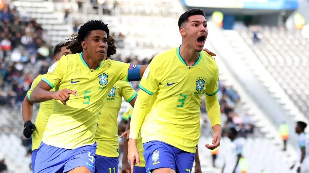 Foto: Tim Nwachukwu / FIFA – Momento da comemoração de seu gol contra a Nigéria ao lado de Andrey Santos, do Chelsea.