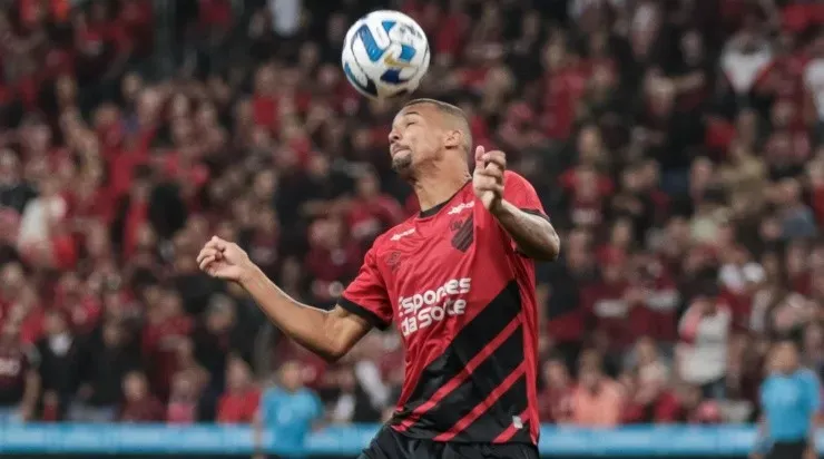 Foto: Robson Mafra/AGIF - Zé Ivaldo: zagueiro tem futuro indefinido no Athletico