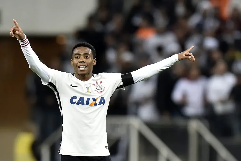SAO PAULO – SP – 22/08/2016 – BRASILEIRO A 2016/CORINTHIANS X VITORIA – Elias do Corinthians disputa lance contra o Vitoria durante partida pelo Campeonato Brasileiro A 2016 na Arena Corinthians. Foto: Mauro Horita/AGIF