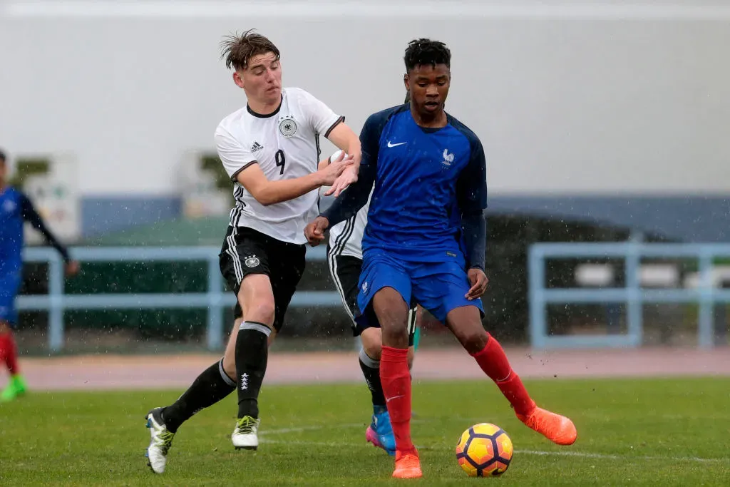 VILA REAL SANTO ANTÓNIO, PORTUGAL – FEBRUARY 11: Ole Pohlmann (L) of Germany U16 challenges Khephren Thuram Ulien (R) of France U16 during the  UEFA Development Tournament Match between Germany U16 and France U16 on February 11, 2017 in Vila Real Santo António, Portugal. (Photo by Filipe Farinha/Getty Images)