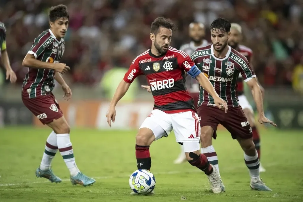 Foto: Jorge Rodrigues/AGIF – Everton Ribeiro também cresceu no clássico