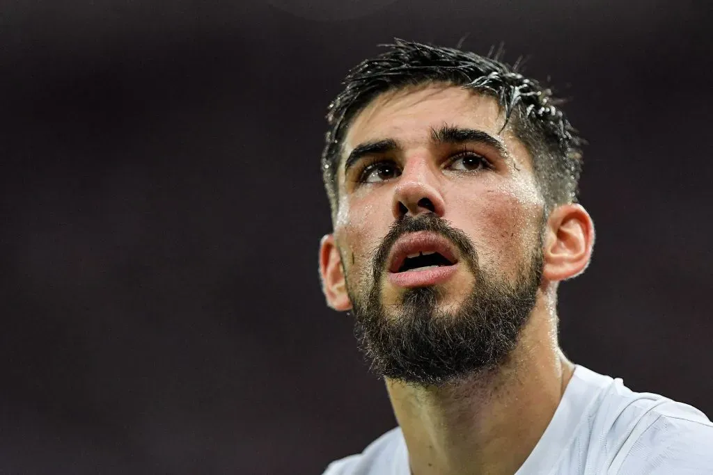 Bruno Méndez, zagueiro desejado pelo Atlético-MG, homem branco, de cabelos, olhos e barba castanhos, olhando para cima