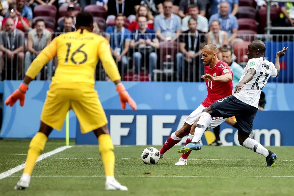 Foto: Ale Cabral/AGIF – Kanté faz marcação em jogador da Dinamarca por jogo da Copa do Mundo pela França