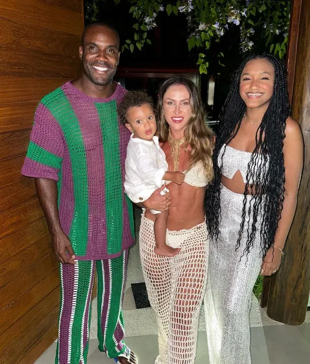 Rafael Zulu com a atual esposa, a filha e o filho mais novo – Foto: Instagram @rafaelzulu