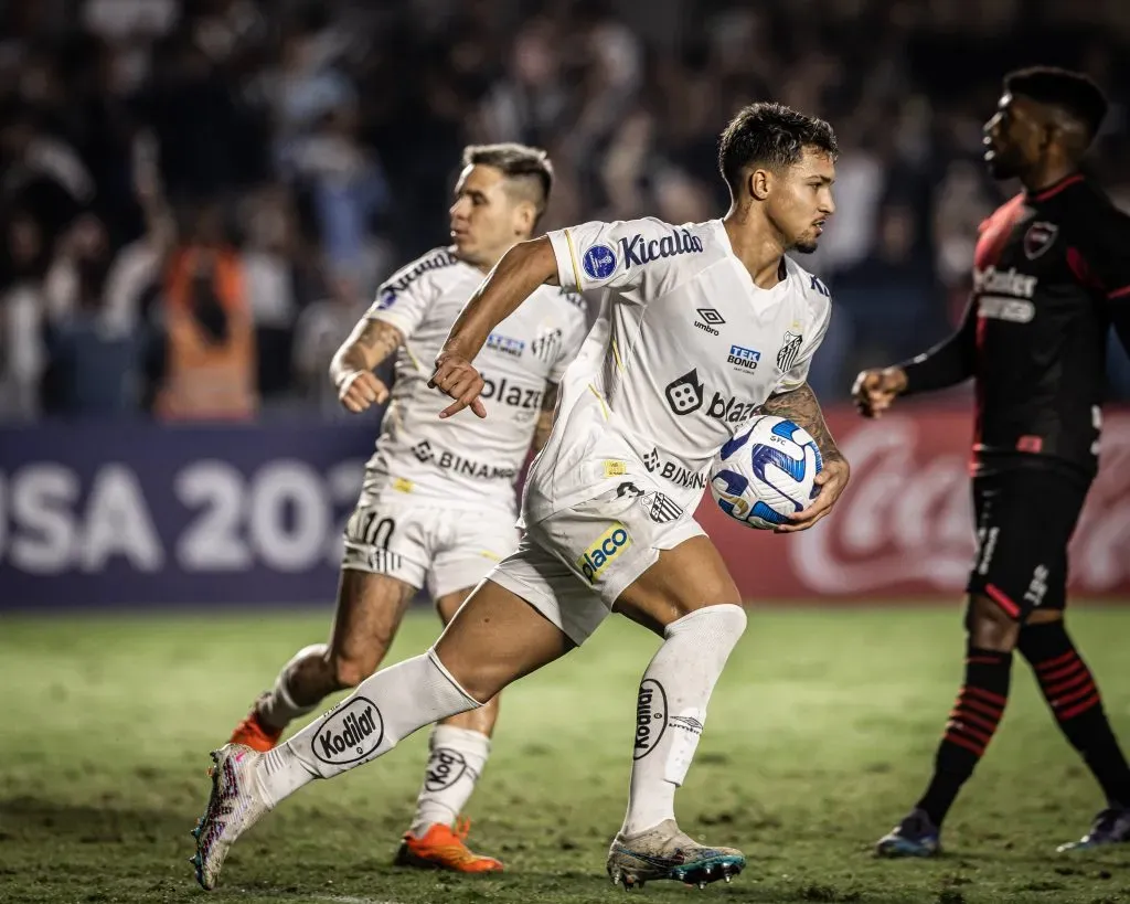 Foto: Raul Baretta/ Santos FC – Momento em que Marcos Leonardo empatou o jogo.